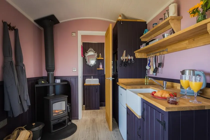 Hares Hideaway shepherds hut - Image 1