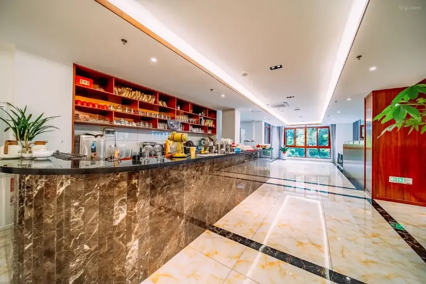 Wuzhishan Central Hotel - Image 1