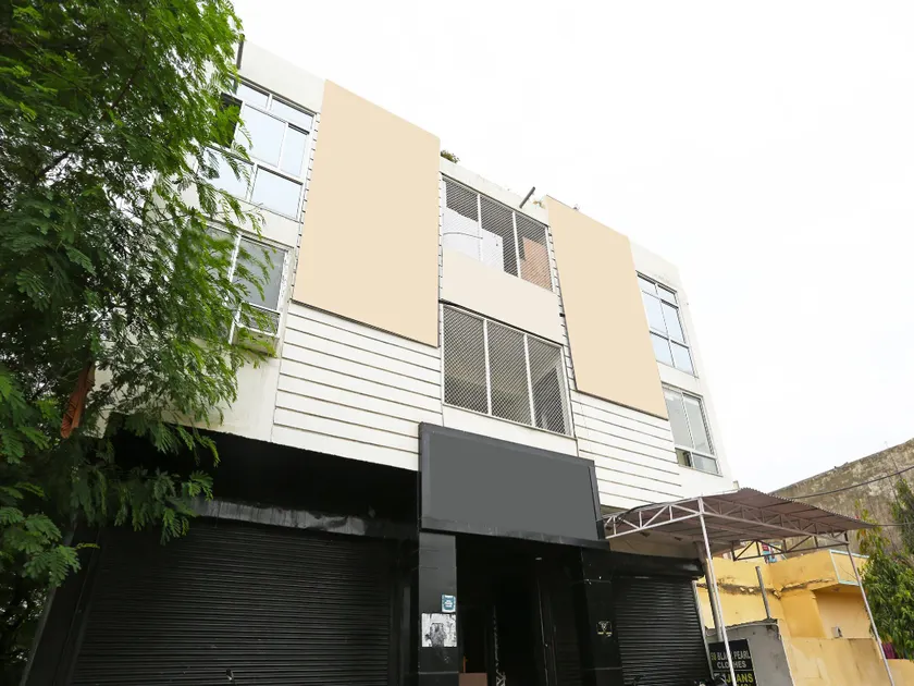15994 Hotel Bullet Inn & Lounge - Image 1
