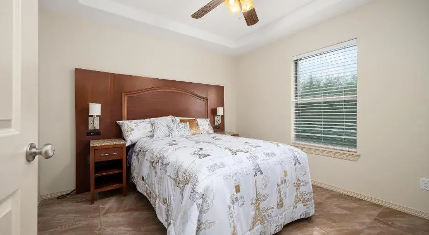 Hummingbird Haven 7 w King bed free parking Patio - Image 1
