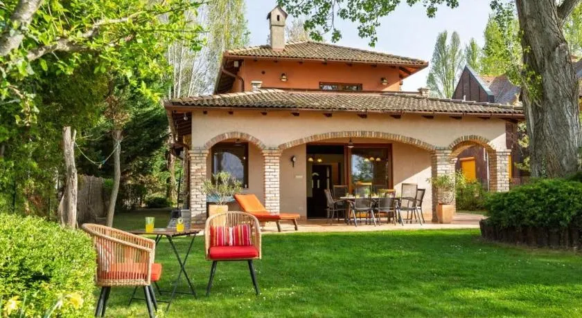 104 - Balatonszárszón 3 hálószobás luxus nyaraló saját vízparttal kiadó - Image 1