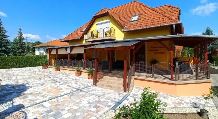 Napsugár Vendégház-Apartman - Image 1