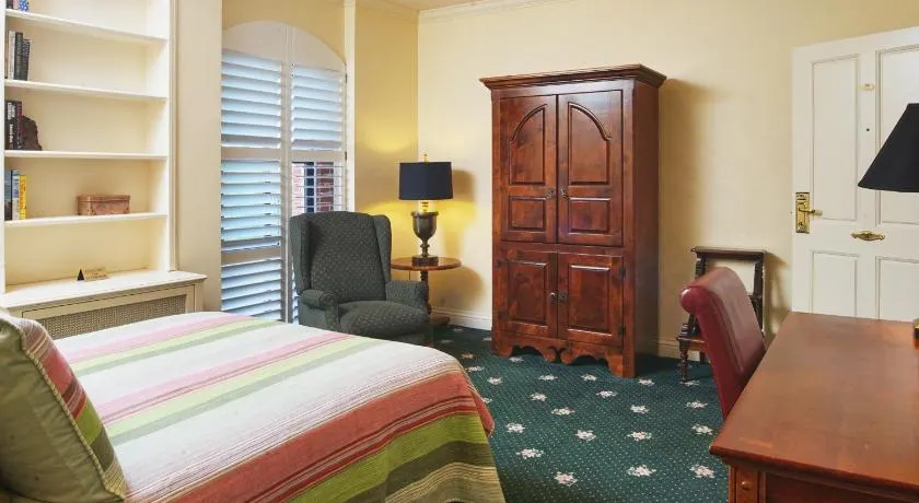 Hotel Mac - Image 1