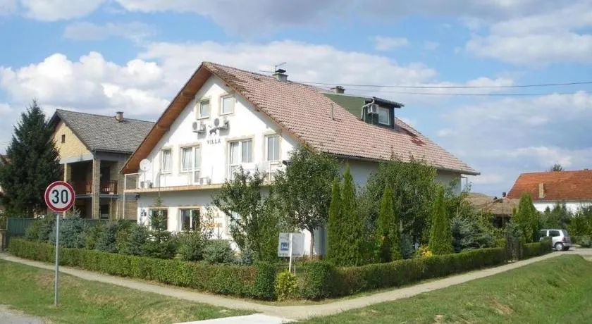 Apartments and rooms with parking space Bilje, Slavonija - 25232 - Image 1