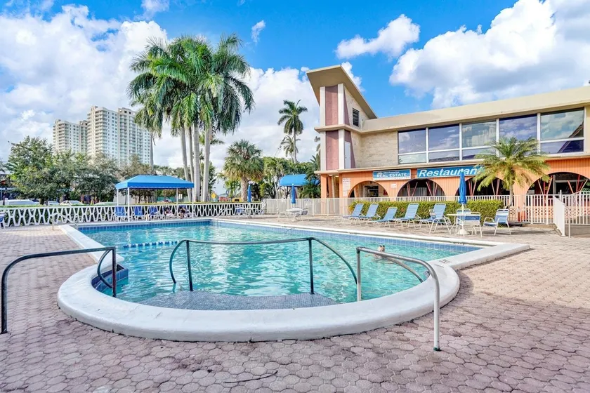Walk to the beach, Studio, Pool AND FREE Parking - Image 1