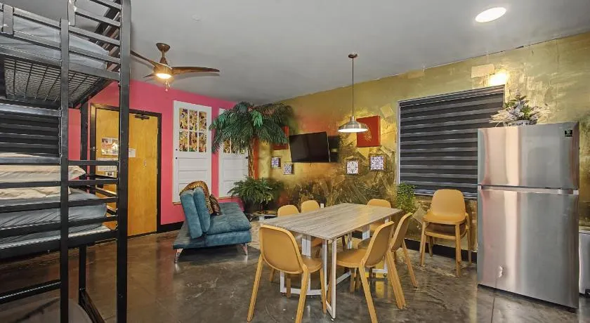Miami Beach vibe deluxe suite for 10 with pool - Image 1