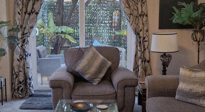 Stunning Fir Tree Corner 3 bedroom detached Executive house ideal wedding guest family home with free drive way CCTV parking for 2 vehicles or LWB Van M5 1 mile away dogs welcome by prior arrangement - Image 1