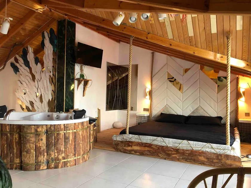 Seafront penthouse with jacuzzi and private cinema - Image 1