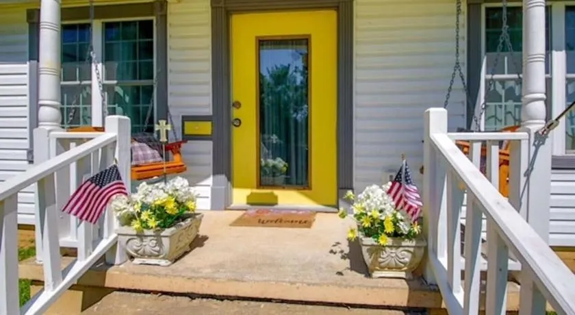 Brighton Bungalow Historic Town Square Charm Near Memphis Sleeps 6 - Image 1