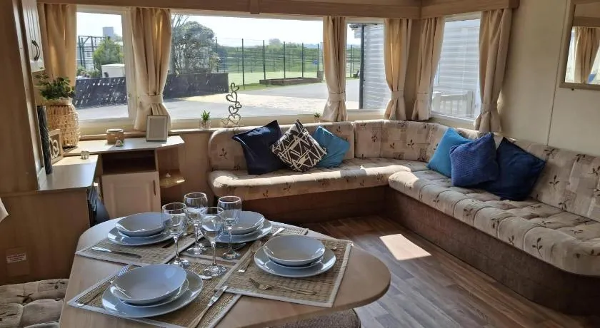 Lovely 6 Berth Caravan With Decking To The Side In Heacham Ref 21040E - Image 1