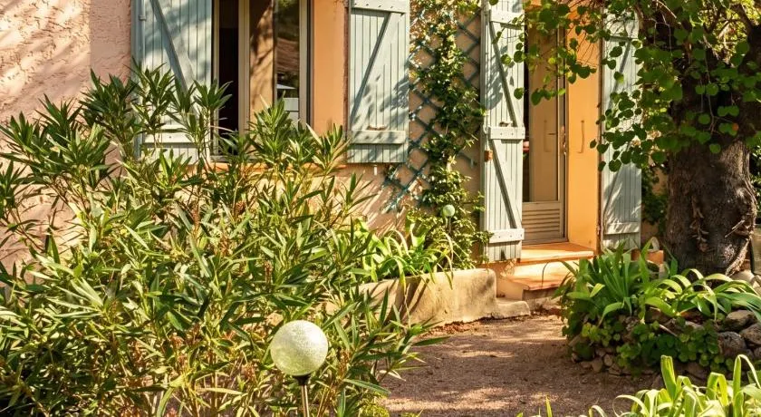 Magnifique bastide en pleine nature à 5 mn du centre ville d'Aix-en-Provence - Image 1
