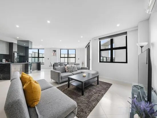 Luxury 3BR Penthouse with Parking & Walk to Darling Harbour & ICC & CBD & Chinatown - Image 1
