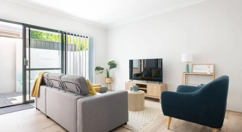 Bright Trendy 3BR Apt - Walk to River & Shops - Image 1