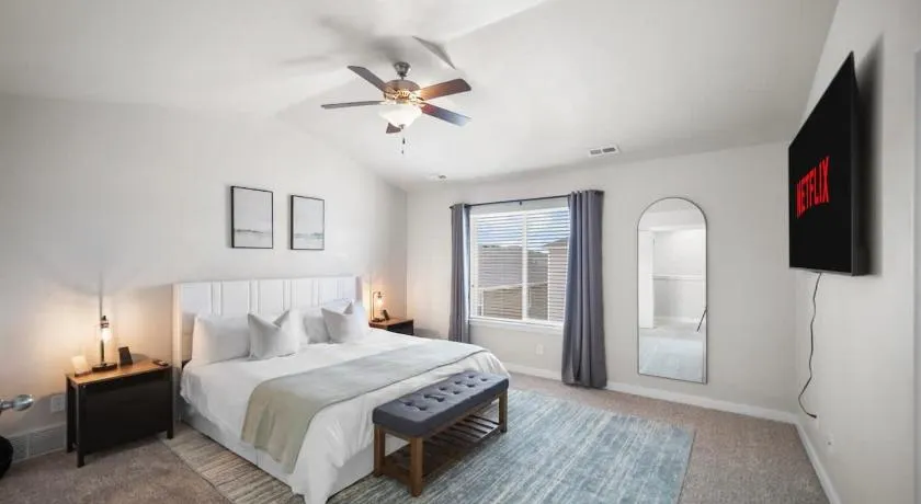 Charming Family Stay w Arcade Theatre Ski Haven Walking trails and river walk in backyard - Image 1