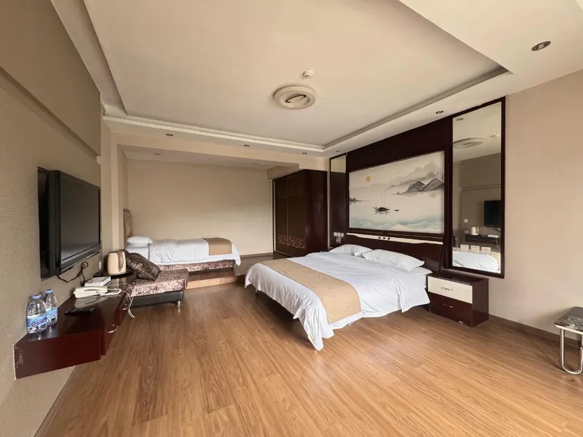 Holiday Inn on the Bund - Image 1