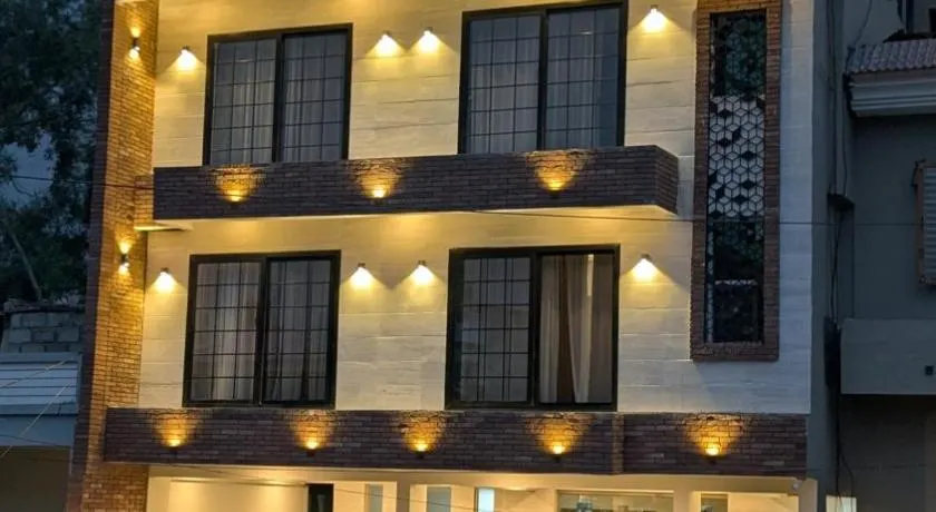 PYRAMID LODGE - Image 1