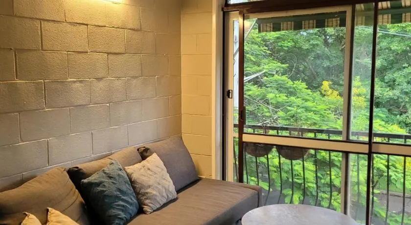 Breezy entire 2 bedroom unit top floor next to UQ - Image 1