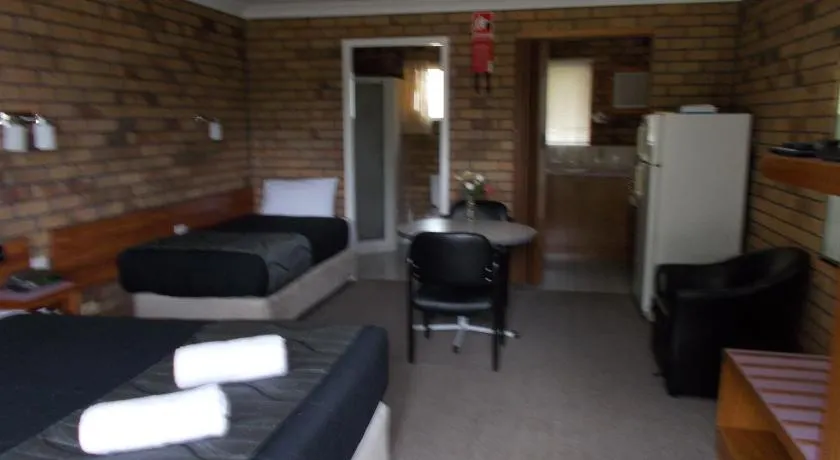 Park House Motor Inn - Image 1