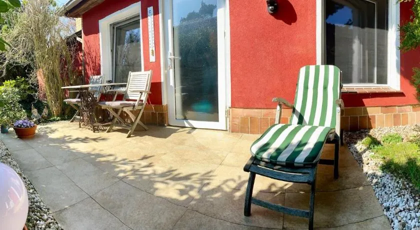 HAUS MIT KUNST ZWISCHEN WALD UND SEE - Image 1