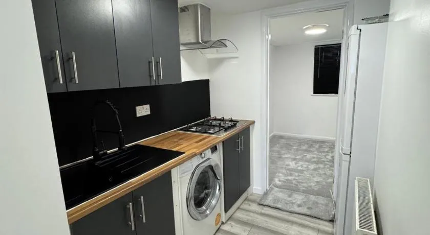 One Bed Studio Flat - Image 1
