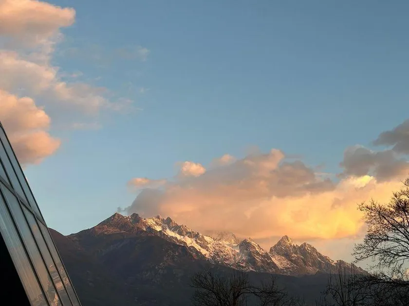 Watch the mountains with you·Designer 180° view of the snow-capped mountains - Image 1