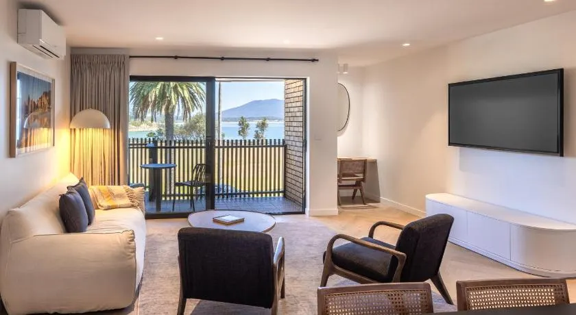 Bermagui Beach Hotel - Image 1