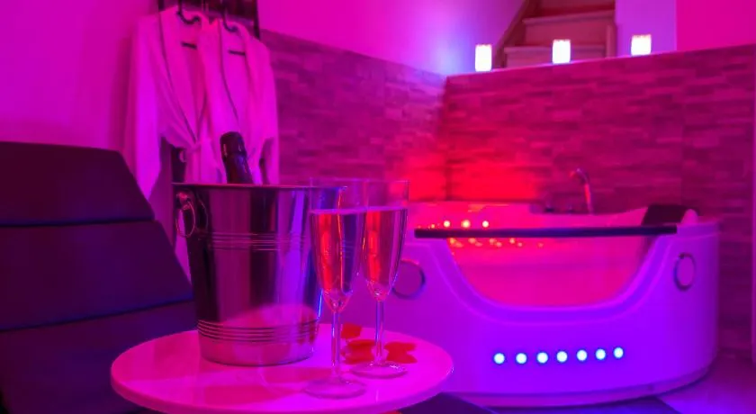Love Room - Suite romantique avec spa privatif - Image 1