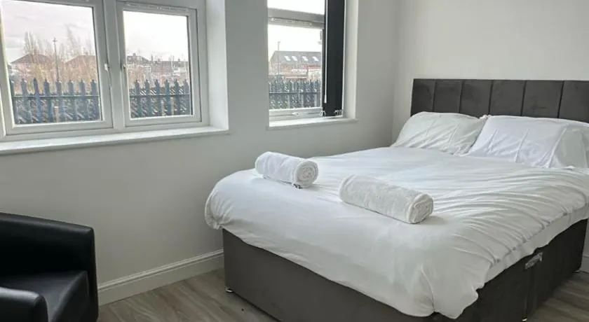 Central 2 Bed Apartment - Free WiFi! - Image 1
