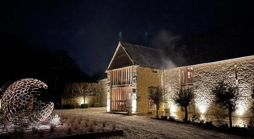 2 bedroom 17th Century Barn with surround sound TV in quiet village near great pubs and walks - Image 1