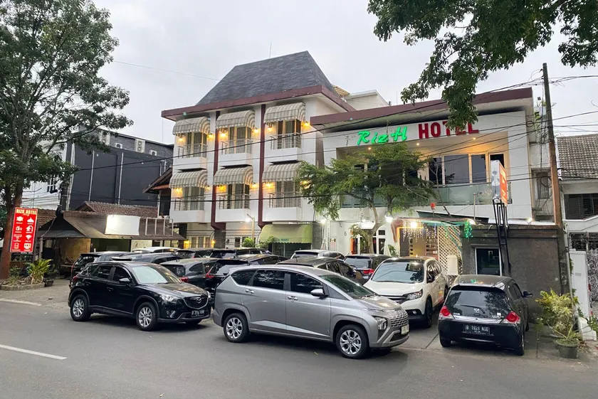 RIZH HOTEL - Image 1