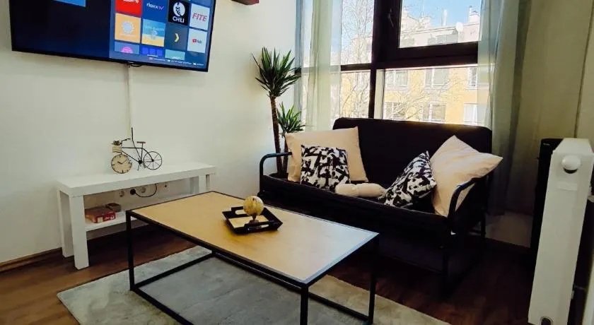 pretty apartment next to metro station - Image 1