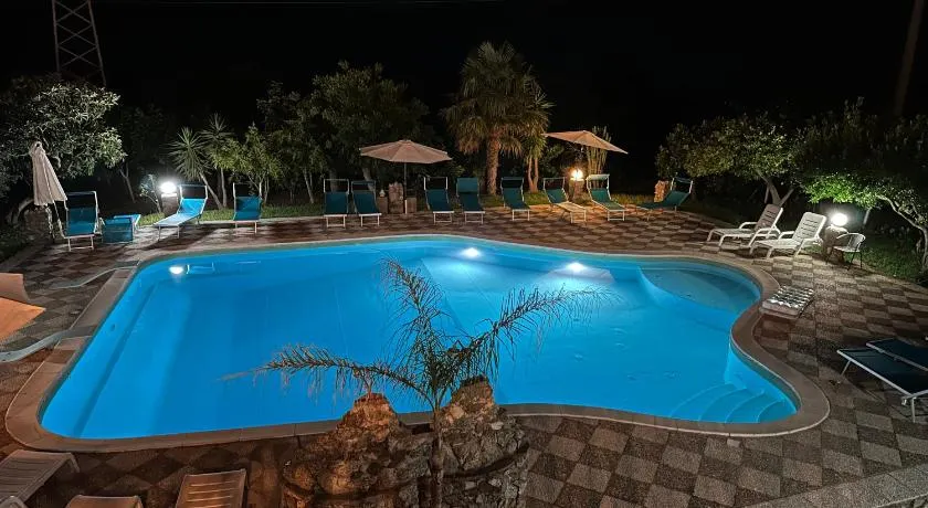 Hotel Royal Free Parking - Image 1