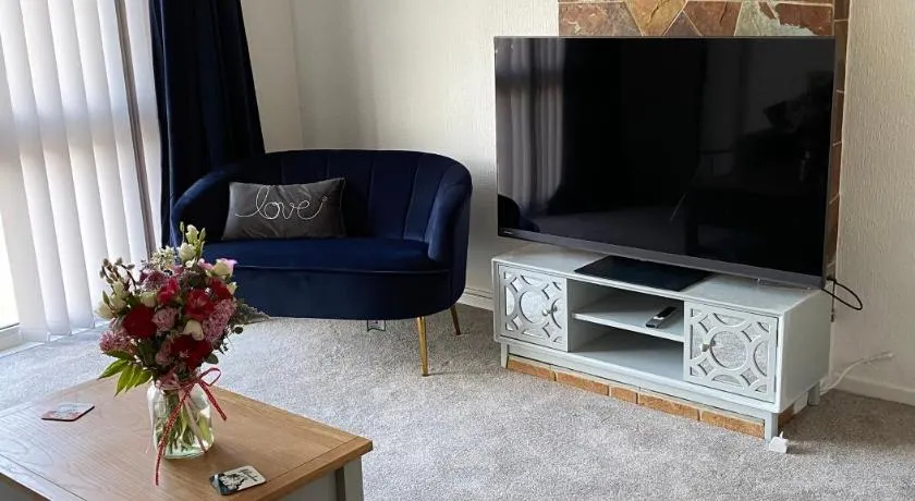 Spacious 2 Bed Village Flat sleeps 4/6 - Image 1