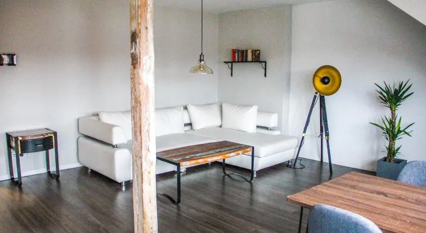 EXKLUSIVE 2 Zi. Dachgeschosswohnung in Top Lage! - Image 1