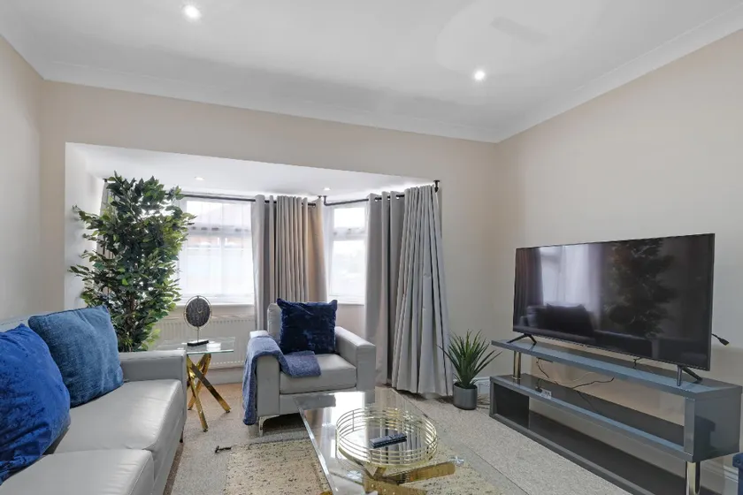 Stylish 4-bedroom, 2-Bathroom Home in Brightside Avenue - Image 1