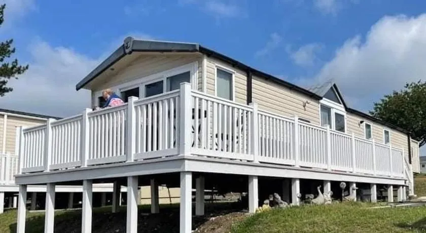 Sea Breeze Cabin - Image 1
