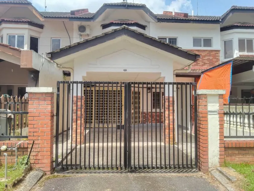 Indahpura Kulai 868 21pax 4BR double Story House - Image 1