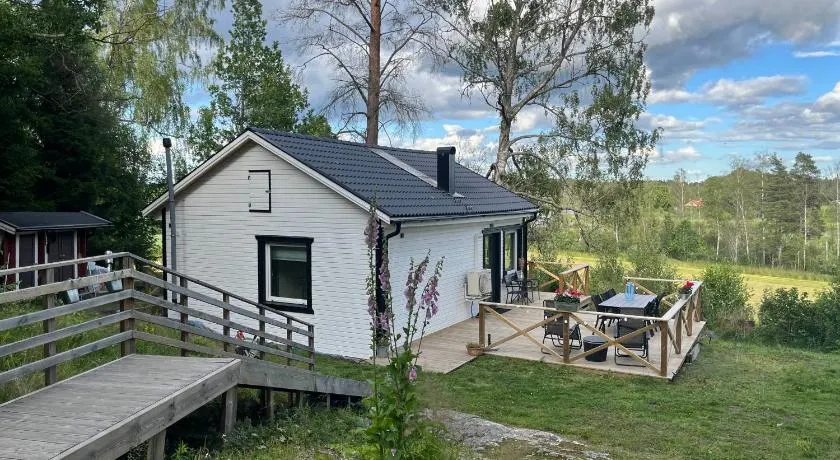 Modern Lakeside Hideaway - Image 1