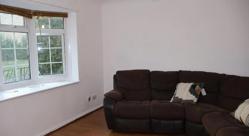Homely three bedroom - Image 1
