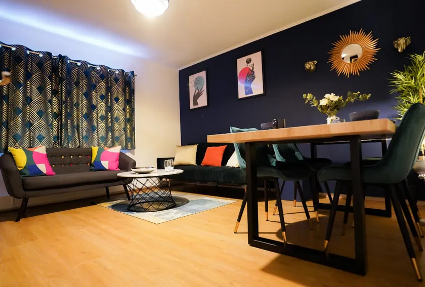 Comfortable 3BDR Apartment in Enfield, North London with Free Parking - Image 1