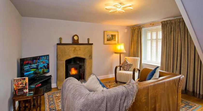 Cosy Country Cottage Retreat Near Peak District & Chatsworth - Image 1
