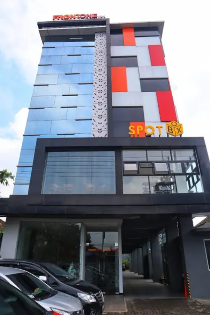 Front One Inn Kediri - Image 1