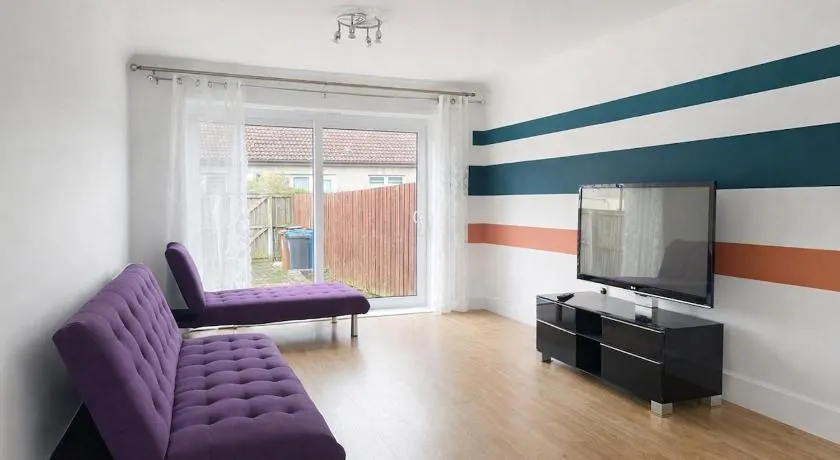 Modern 3Bed home near airport with free parking - Image 1