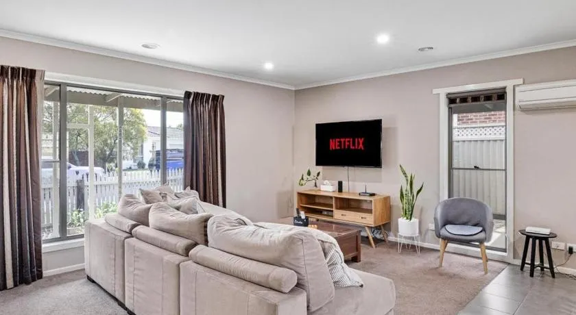 Spacious 3BR Home Ballarat Excellent For Families and Groups - Image 1