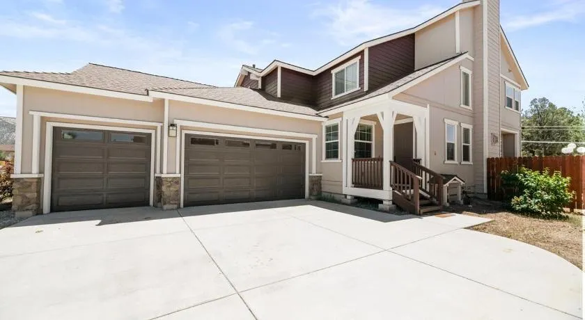 The Maple Ridge Hot-Tub and BBQ and Game Room! - Image 1