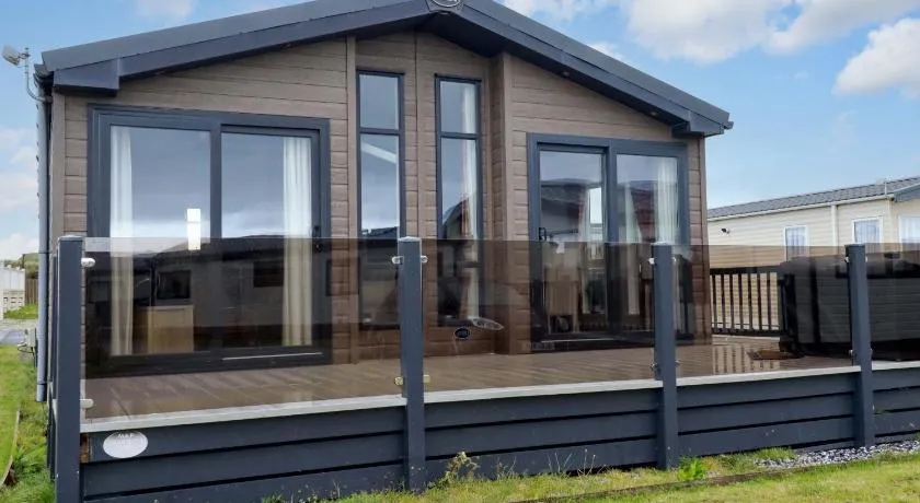 8 Summerleaze - Image 1