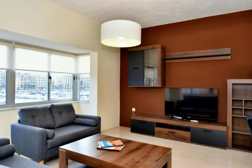 2 Bedroom, Bright & Central Top Floor Apartment - 5 - Image 1