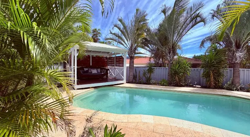 Manta Stays Resort-Style Tropical Oasis - Image 1
