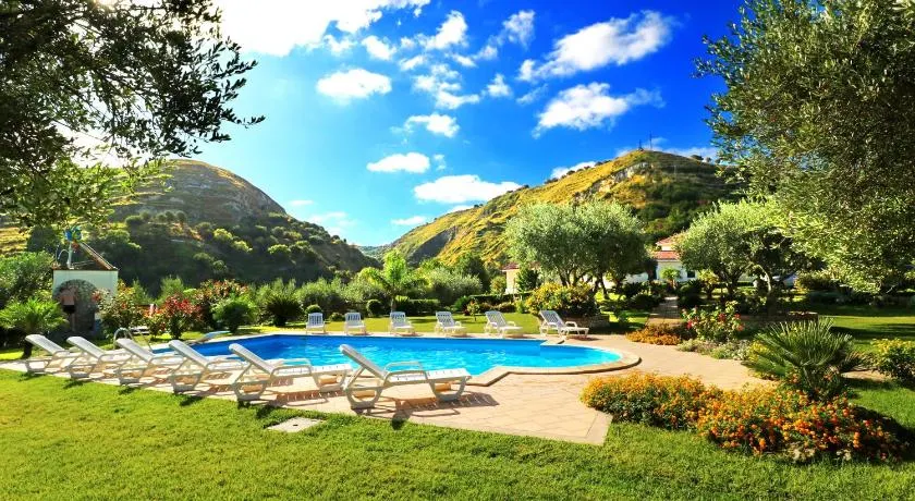 Villa Garden - Image 1