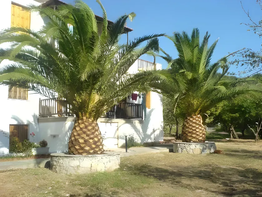 Liossis Rooms & Apartments - Image 1